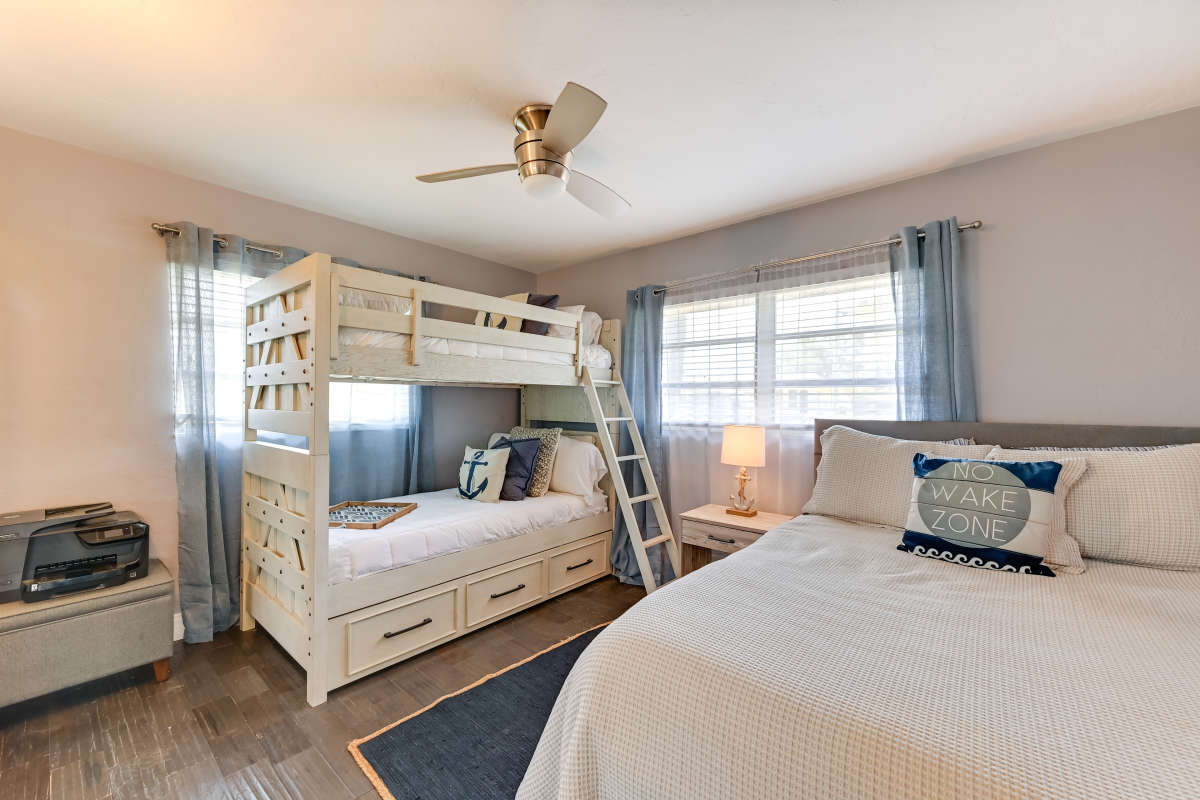 Sarasota Home with 2 Bedrooms and Pool