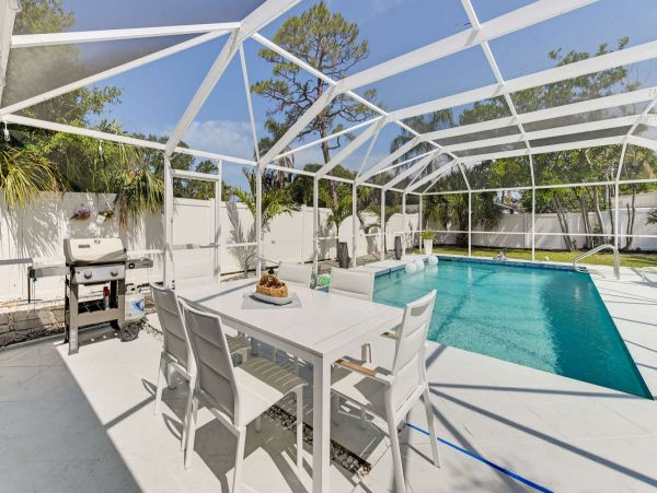 Sarasota Home with 2 Bedrooms and Pool