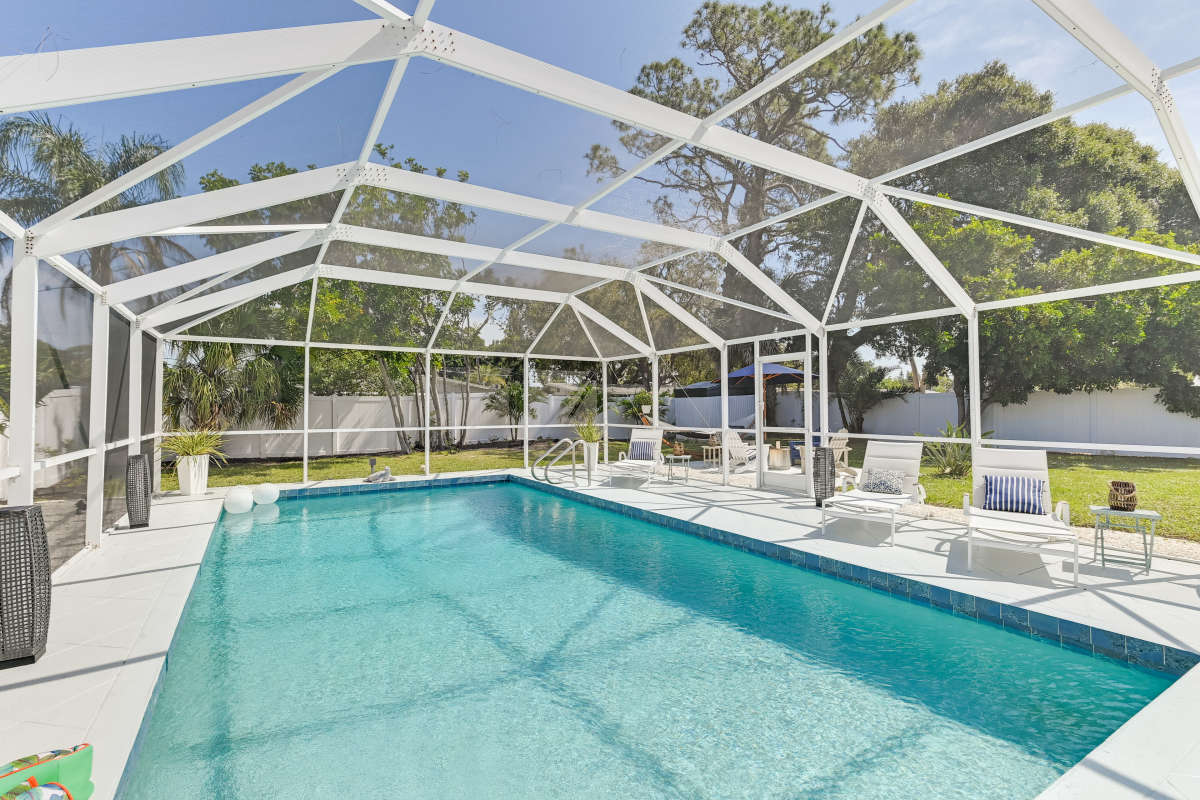 Sarasota Home with 2 Bedrooms and Pool
