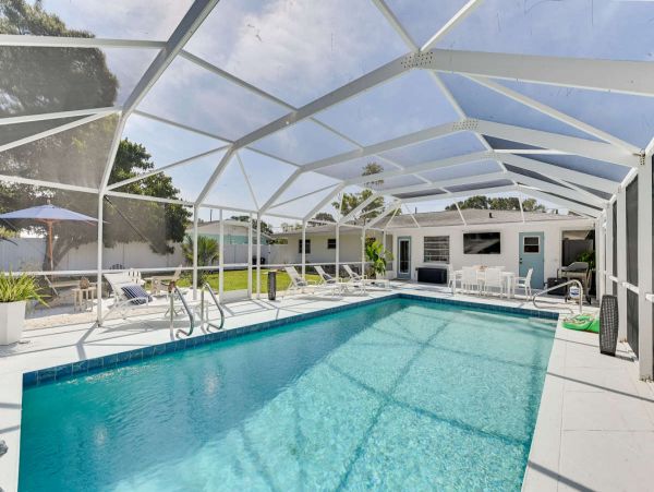 Sarasota Home with 2 Bedrooms and Pool
