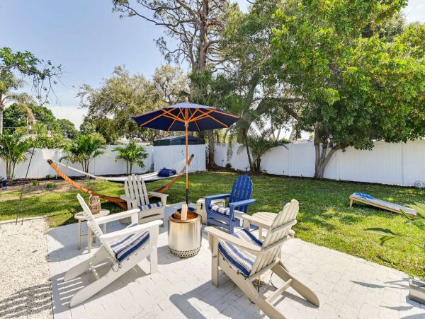 Sarasota Home with 2 Bedrooms and Pool