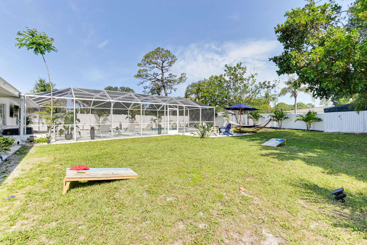 Sarasota Home with 2 Bedrooms and Pool