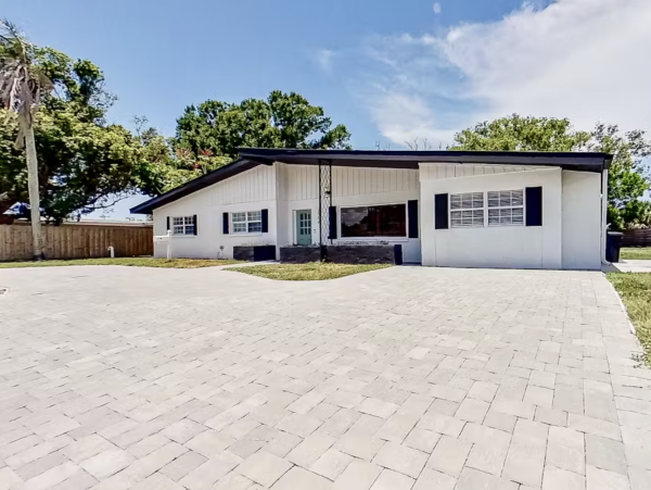 Magnificent 4 Bedroom Short Drive to Siesta Beaches WOW New property