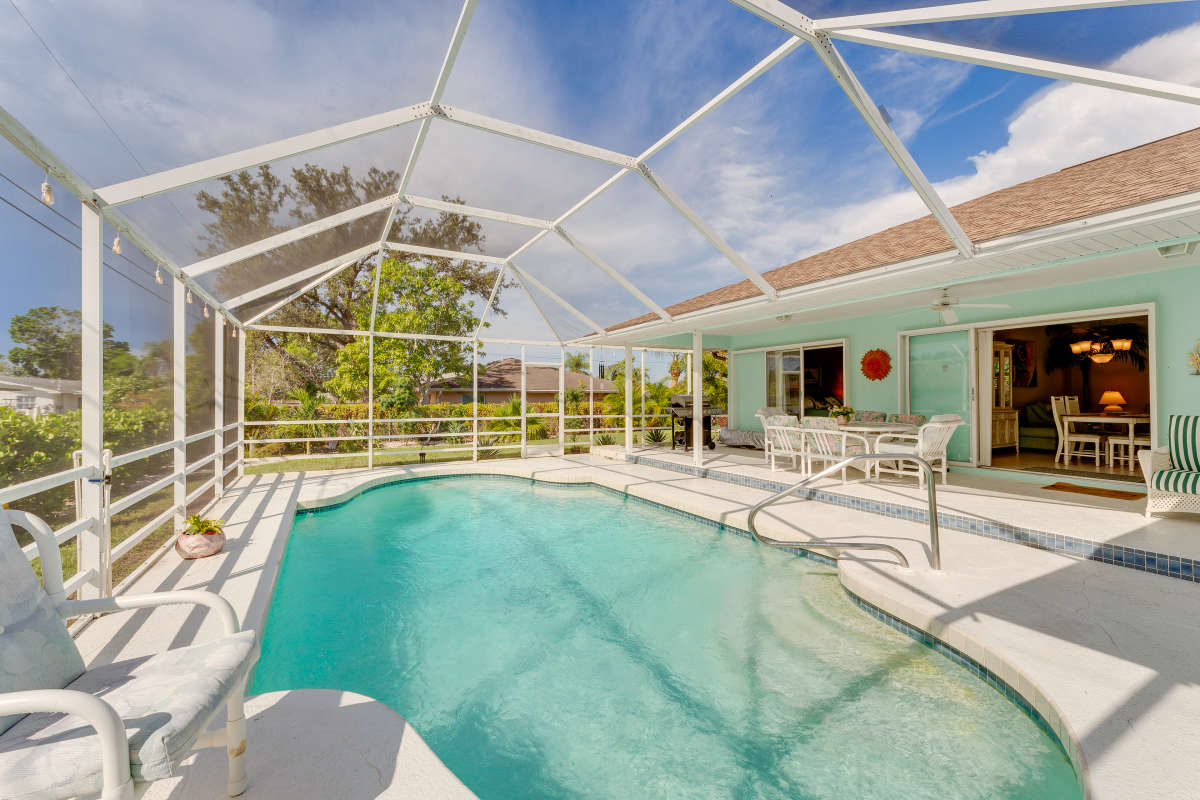Venice Three Bedroom Luxury Vacation Home with Caged Pool