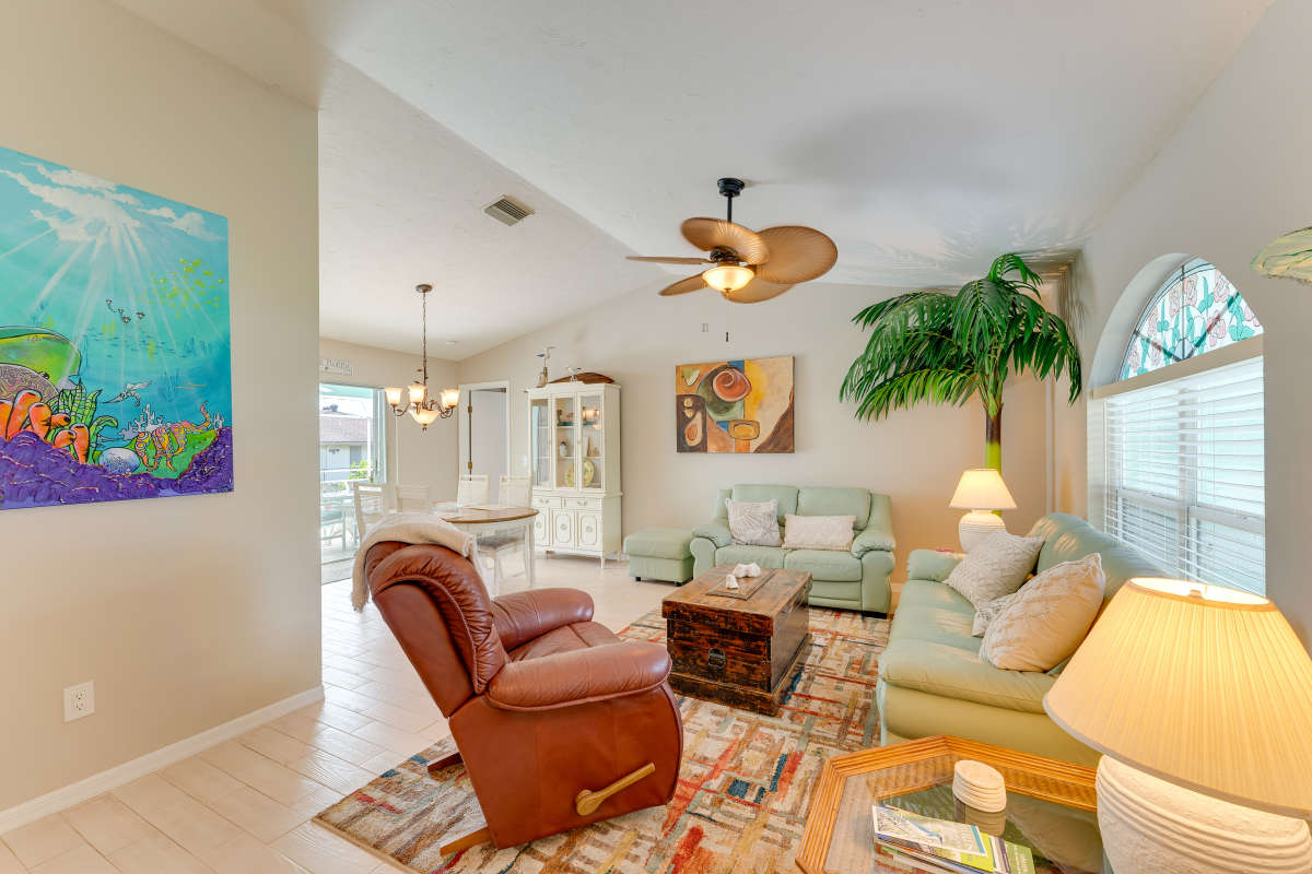 Venice Three Bedroom Luxury Vacation Home with Caged Pool