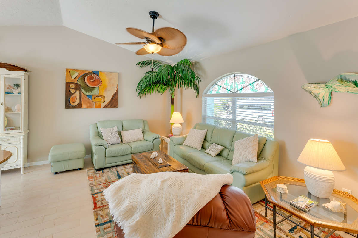 Venice Three Bedroom Luxury Vacation Home with Caged Pool