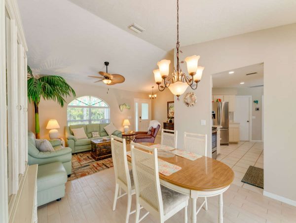 Venice Three Bedroom Luxury Vacation Home with Caged Pool