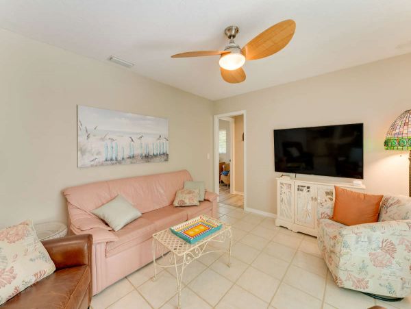Venice Three Bedroom Luxury Vacation Home with Caged Pool