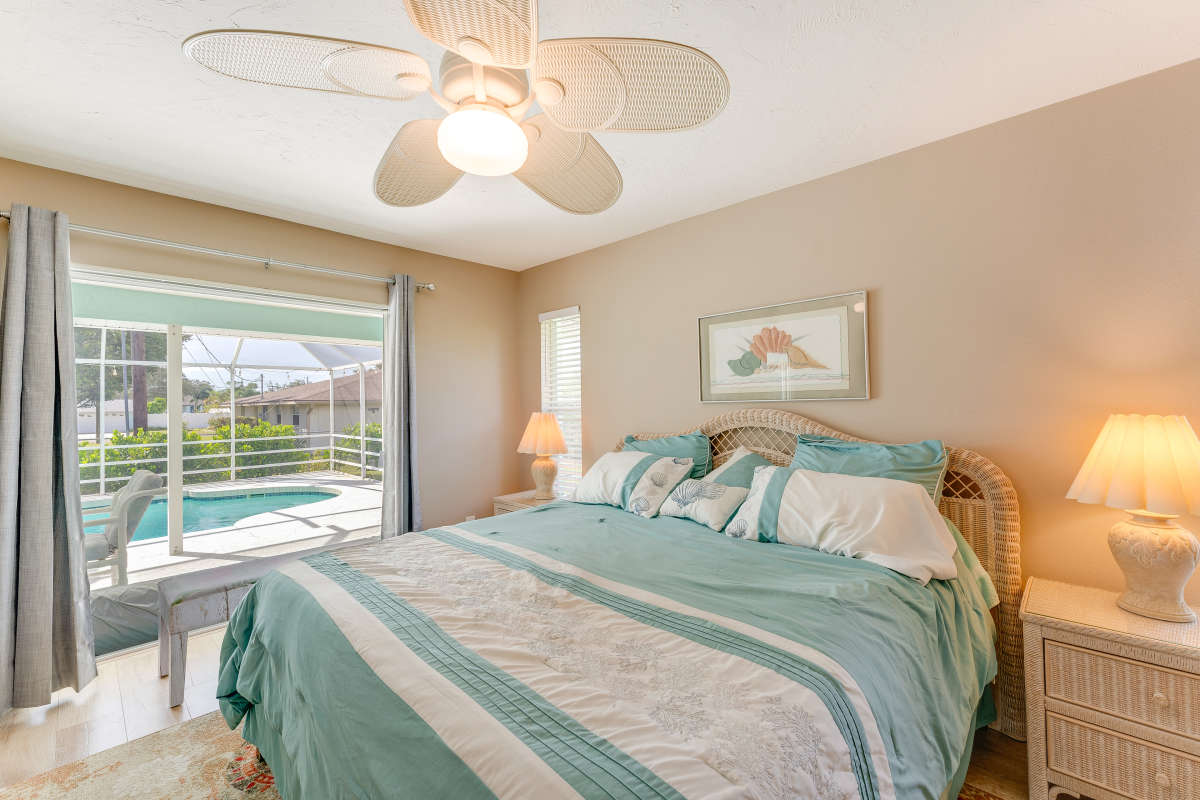 Venice Three Bedroom Luxury Vacation Home with Caged Pool