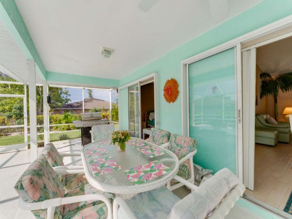 Venice Three Bedroom Luxury Vacation Home with Caged Pool