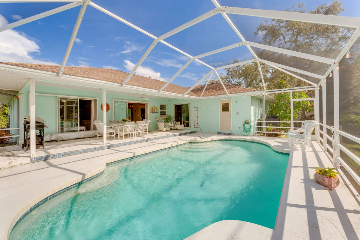 Venice Three Bedroom Luxury Vacation Home with Caged Pool