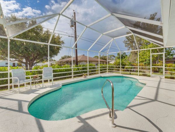 Venice Three Bedroom Luxury Vacation Home with Caged Pool