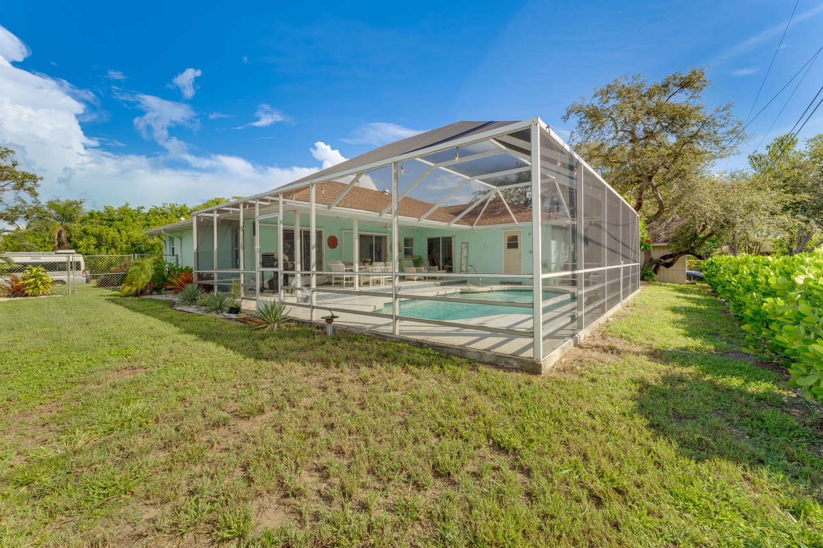 Venice Three Bedroom Luxury Vacation Home with Caged Pool