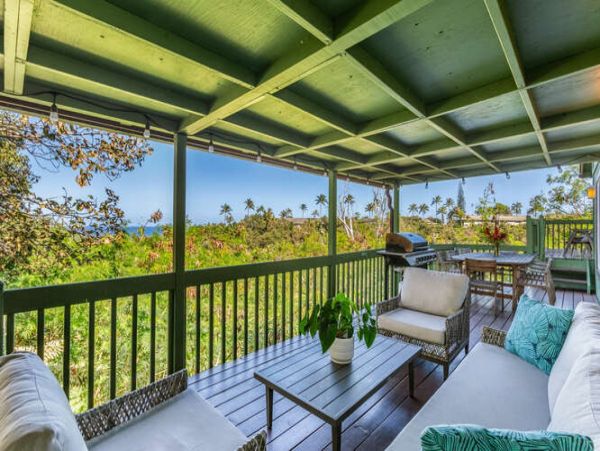 Oceanfront Oasis in Princeville - 6-Bedroom Home with Private Pool and Stunning Views