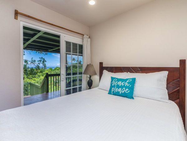 Oceanfront Oasis in Princeville - 6-Bedroom Home with Private Pool and Stunning Views
