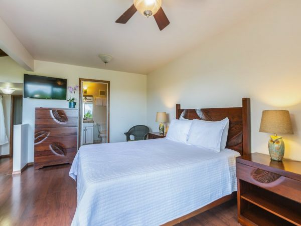 Oceanfront Oasis in Princeville - 6-Bedroom Home with Private Pool and Stunning Views