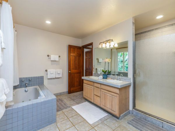 Oceanfront Oasis in Princeville - 6-Bedroom Home with Private Pool and Stunning Views