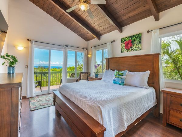 Oceanfront Oasis in Princeville - 6-Bedroom Home with Private Pool and Stunning Views