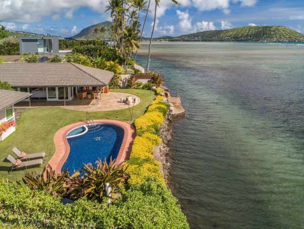 Oceanfront Four Bedroom Vacation Rental in Honolulu