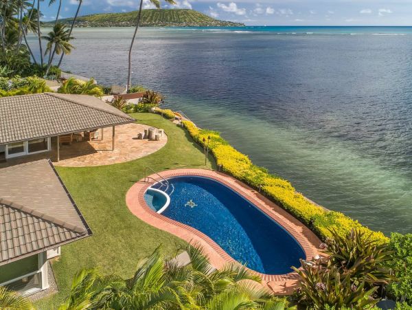 Oceanfront Four Bedroom Vacation Rental in Honolulu