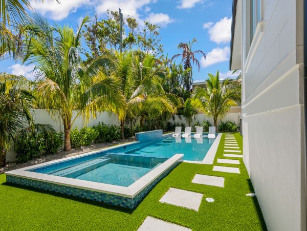 Holmes Beach Vacation Home Five Bedroom Walk to Beach