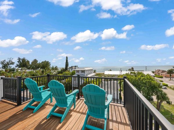 Holmes Beach Vacation Home Five Bedroom Walk to Beach