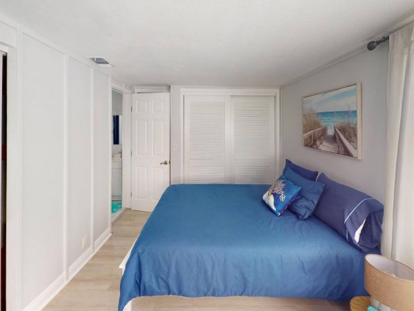Longboat Key Vacation Condo Two Bedroom Walk to Beach