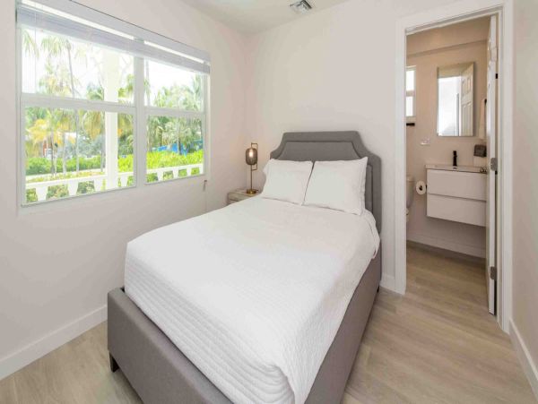 Grand Cayman Beachfront Villa Rental - Luxury 4-Bedroom Caribbean Vacation Home