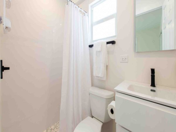 Grand Cayman Beachfront Villa Rental - Luxury 4-Bedroom Caribbean Vacation Home