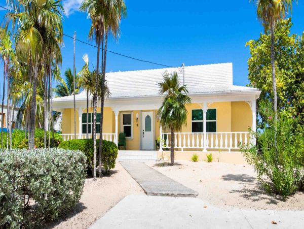 Grand Cayman Beachfront Villa Rental - Luxury 4-Bedroom Caribbean Vacation Home
