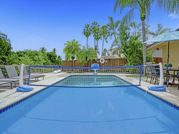 Lakefront 3 Bedroom Lovely Home with Private Pool