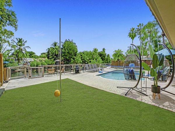 Lakefront 3 Bedroom Lovely Home with Private Pool