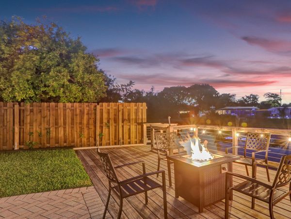 Lakefront 3 Bedroom Lovely Home with Private Pool