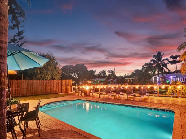 Lakefront 3 Bedroom Lovely Home with Private Pool