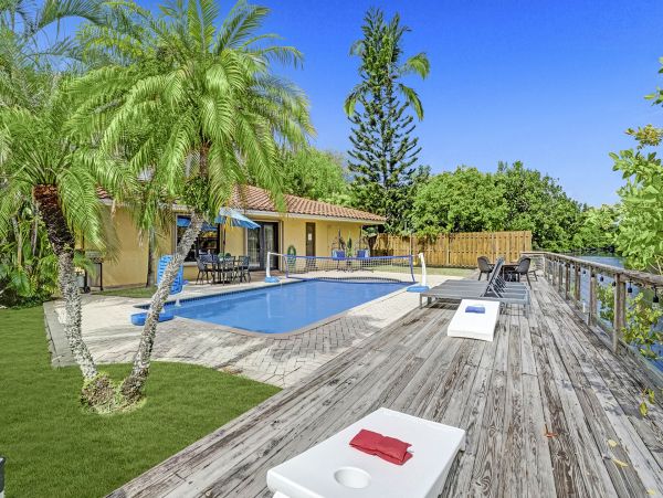 Lakefront 3 Bedroom Lovely Home with Private Pool