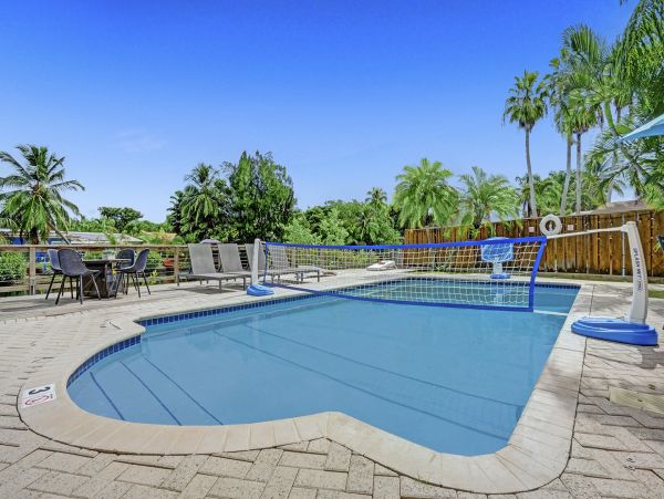 Lakefront 3 Bedroom Lovely Home with Private Pool