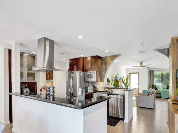 Lakefront 3 Bedroom Lovely Home with Private Pool