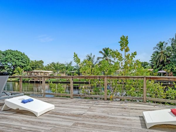 Lakefront 3 Bedroom Lovely Home with Private Pool