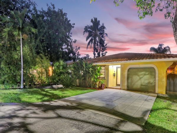 Lakefront 3 Bedroom Lovely Home with Private Pool