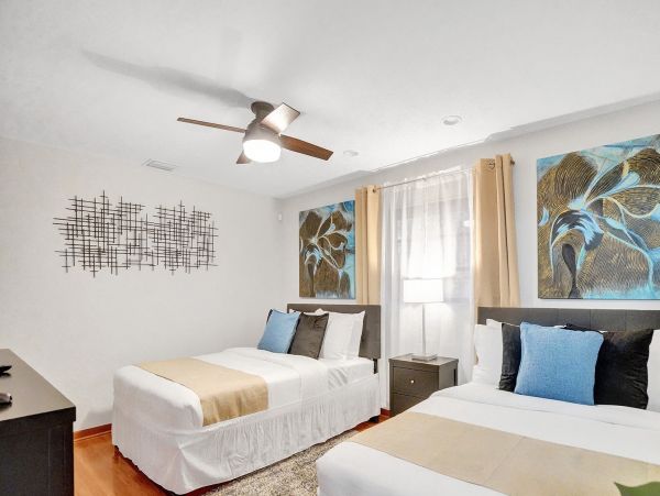 Lakefront 3 Bedroom Lovely Home with Private Pool