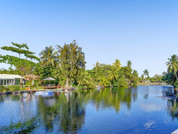 Lakefront 3 Bedroom Lovely Home with Private Pool