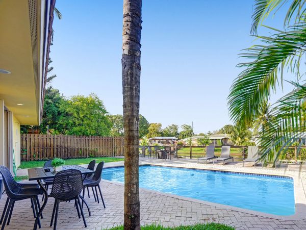Lakefront 3 Bedroom Lovely Home with Private Pool