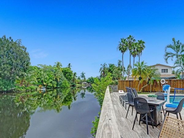 Lakefront 3 Bedroom Lovely Home with Private Pool