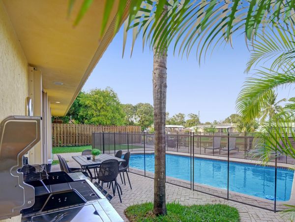Lakefront 3 Bedroom Lovely Home with Private Pool