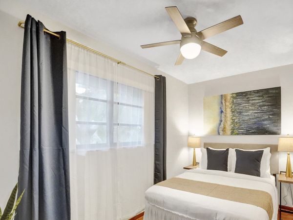 Lakefront 3 Bedroom Lovely Home with Private Pool