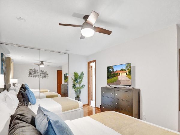 Lakefront 3 Bedroom Lovely Home with Private Pool