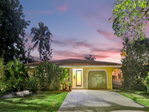 Lakefront 3 Bedroom Lovely Home with Private Pool