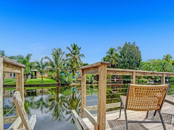 Lakefront 3 Bedroom Lovely Home with Private Pool