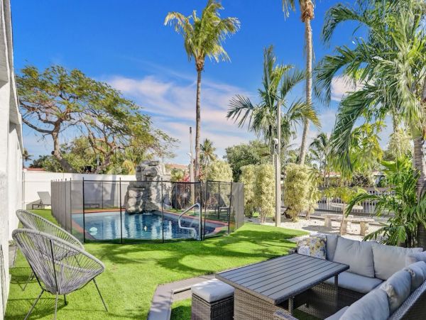 Perfect Getaway with 3 Bedrooms & Pool in Hollywood, FL