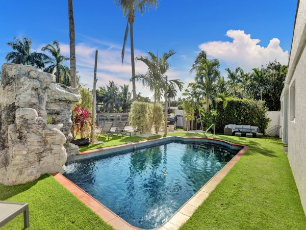 Perfect Getaway with 3 Bedrooms & Pool in Hollywood, FL